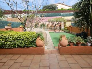 Maison jumelée à Calle francisco de quevedo 1. Chalet adosado de dos plantas con jardín y garaje grande en pala