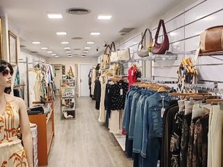 Traspàs Local Comercial a Carrer ramón y cajal 9. Se traspasa tienda de moda y complementos zona inmejorable, bajo
