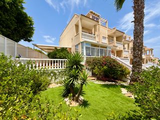 Casa aparellada a Calle clevilla 1. Amplia vivienda con grandes espacios exteriores y garaje privado