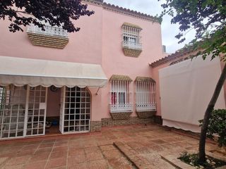 Chalet in Calle miguel de cervantes 13. Es un buen chalet y una buena inversión inmobiliaria.tiene club