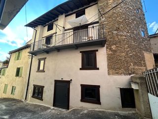 House in Impasse sainte lucie 1. Casa de poble amb caracter al centre d'osseja
