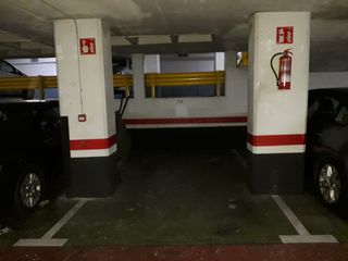 Aparcament cotxe a Carrer de nàpols 274. Permite aparcar 1 coche pequeño o 2 motoss