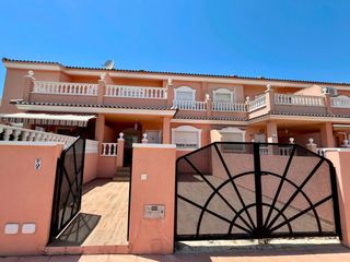 Casa adosada en Carrer de finlandia 11. Adosado en gran alacant con terraza, luz natural y una ubicación