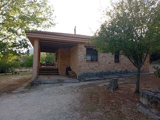 Chalet in Diseminados 424. Chalet de piedra, a 2 km de riopar viejo y 4 de riopar pueblo.