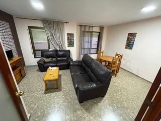 Rent Flat in Calle alcalde clemente calvo pecino 2. Piso espacioso a 3 minutos del campus universitario,centro muy b