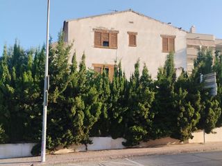 Maison jumelée à Av de la font 36. Adosada en subasta - ocupada