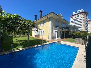 Xalet a Rúa conde 12. Casa familiar exclusiva con piscina y jardín en el centro de vig