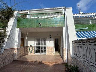Rent Semi detached house in Passatge pere romeu 16. Casa adosada en el centro de cunit