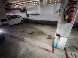 Aparcament cotxe a Carrer de mèrida 9. Parking al lado del centro comercial la maquinista