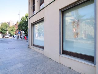 Local Comercial a Plaça de santa teresa 8. Local comercial en cantonada