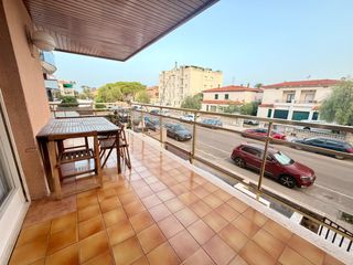 Rent Flat in Avinguda palfuriana  80. Vivienda 4 dorm, terraza y edificio con ascensor, a 1ª línea mar