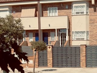 Chalet en Avda de la universidad  24. Chalet en recinto privado · zona universidad-hospital