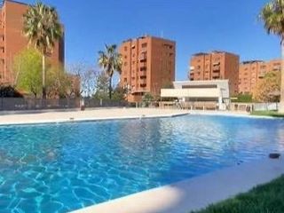 Pis a Avenida federico garcía lorca 26. Vive en gran parque: una gran vivienda con patio, garaje y todos