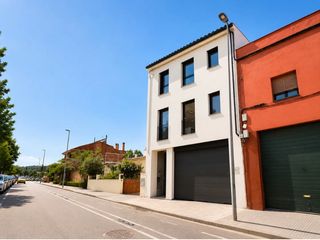 Casa adosada en Carrer vora ter 36. Reestreno