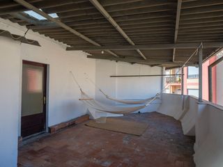 Piso en Bassegoda 13. Piso monoambiente con terraza de 35 m² en santa eugènia, girona