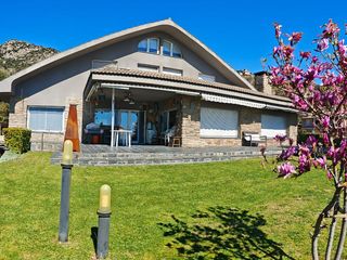Casa en Ramon vinyes i cluet 17. Espectacular casa, pensada per oferir una vida còmoda, pràctica