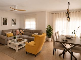 Affitto Chalet in Calle santa eugenia 11. Pareado con piscina privada, amplios exteriores y gran sótano en