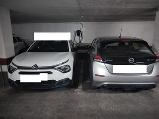 Aparcament cotxe a Padre claret  18. Parking doble cargador coche eleéctrico