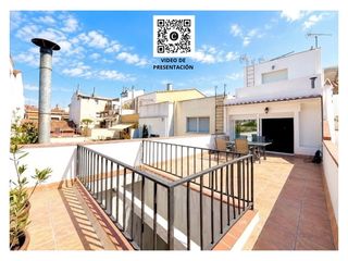Casa adossada a Carrer de vila cinca 63. Preciosa casa con elevador privado, amplios espacios independien