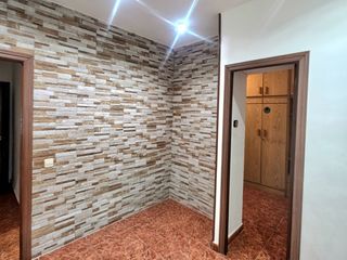 Pis a Escultor ordoñez 154. Luminosa vivienda en el barrio de porta con patio y ascensor.