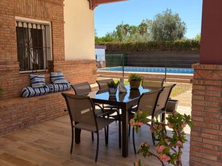 Chalet in Urbanizacion la celada 71. Chalet urbano independiente con 1.598 m² de parcela, dos viviend