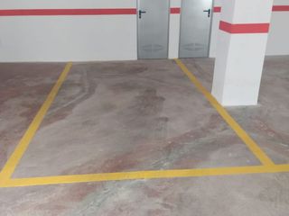 Location Parking voiture à Carrer creu roja  2. Plaza de aparcamiento + trastero