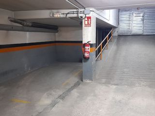 Aparcament cotxe a Calle nou de sant oleguer 20. Garaje para coche mediano y moto