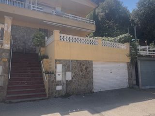 Doppelhaus in Carrer de dalmau 37. Fantástica casa en la floresta