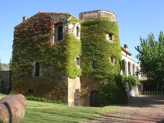 Masia a Carrer d'aro 5. Masía histórica fortificada del siglo xvi