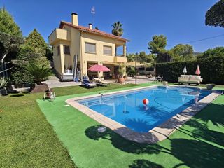 Casa in C/ font del tord 9. Casa esquinera frente al bosque, con piscina y parcela de 1.018