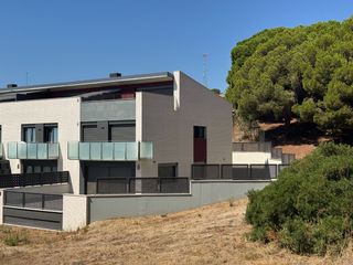 Semi detached house in Carrer can pau valls  12