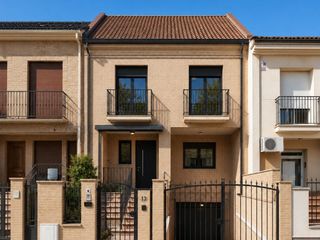 Casa a schiera in Calle de puerto rico 17. Vivienda con sótano, 2 plantas y jardín trasero