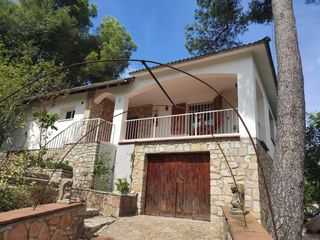 Chalet in Guilleries 50. Casa a la venta en urbanización font del bosc. alt penedes