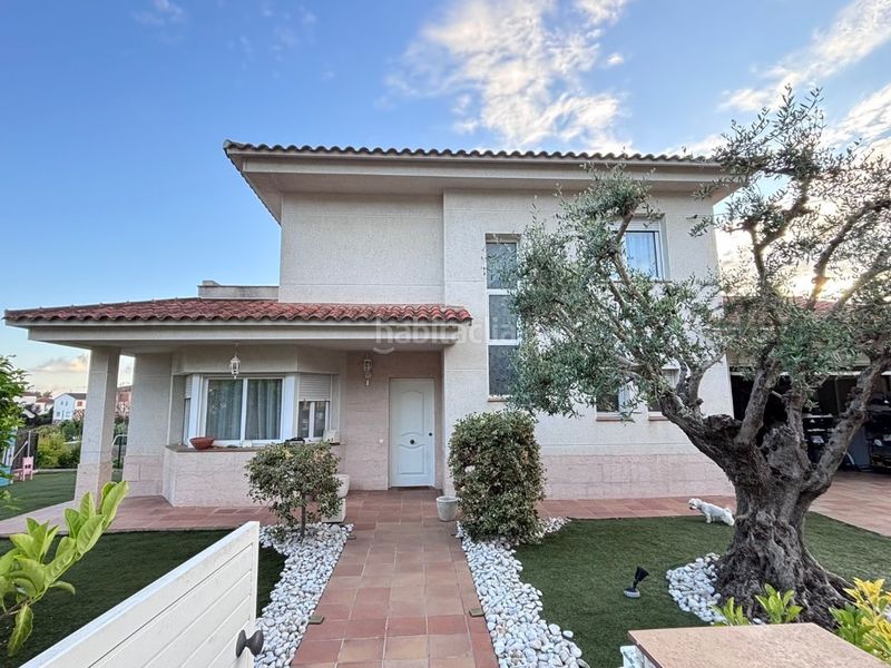 Foto 24e71b10-5c0e-4dbc-a50d-ce90fec82896. Chalet en carrer josep carner 90 espectacular casa con piscina, jardín y una distribución perfecta en Lliçà d´Amunt