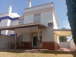 Xalet a Calle san juan de aznalfarache 8. En venta estupendo chalet pareado .