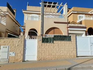 Chalet en Calle jorge manrique 1. Chalet unifamiliar de 3 dormitorios, 2 baños completos, 1 aseo,