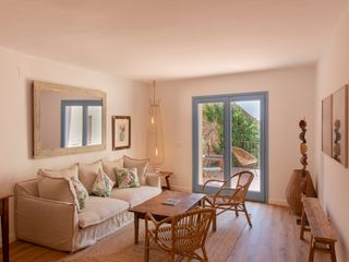 Rent Apartment in Carrer presó 4. Apartamento recién reformado con terraza privada en ullastret –