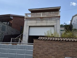 Chalet à Carrer segrià 25. Casa a cuatro vientos en  sant fost residencial ( ascensor en to