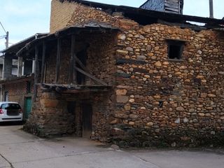 Casa in Calle iglesia 8. Casa de piedra antigua en quilós leon