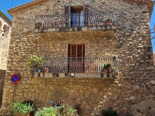 Country house in Plaza garriguella 7. Casa de piedra
