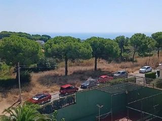 Apartament a Carrer llorenç trias 28. Vistas al mar y montaña, piscina y parking