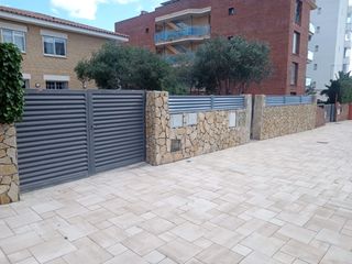 Casa in Av maria cristina 6. Oportunidad de inversión: 3 apartamentos con licencia turística
