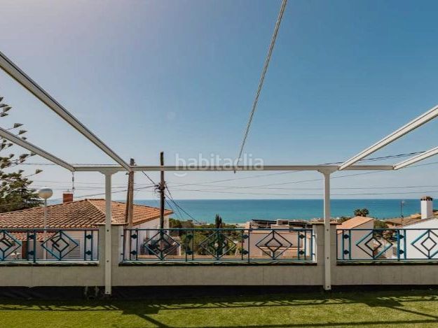 Foto 2fb1f7e9-d2d4-4894-84b7-9bc624ce82c2. Casa en av. llimoners 42 * particular vende* amplia casa unifamiliar reformada con espectaculares vistas al mar y apartamento independiente en Canet de Mar