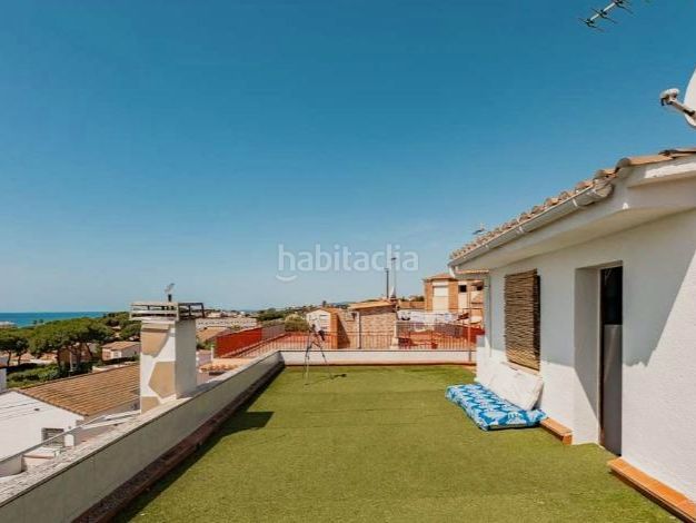 Foto 33516d2d-e6d6-4c85-adff-fb99eecfed05. Casa en av. llimoners 42 * particular vende* amplia casa unifamiliar reformada con espectaculares vistas al mar y apartamento independiente en Canet de Mar