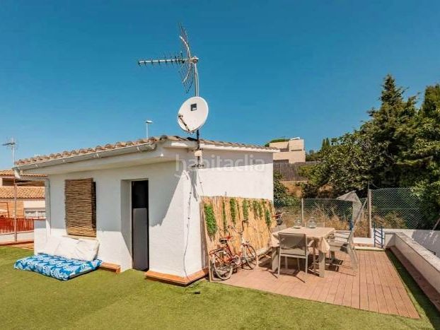 Foto 50d55bd5-4161-45eb-acf9-849d9fe9af4f. Casa en av. llimoners 42 * particular vende* amplia casa unifamiliar reformada con espectaculares vistas al mar y apartamento independiente en Canet de Mar