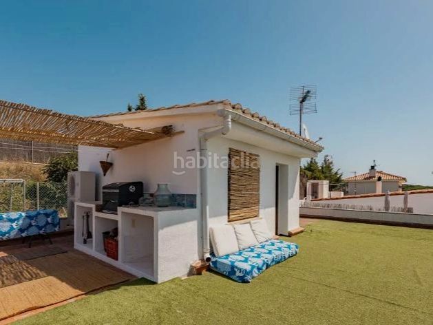 Foto 84da7d18-8656-4391-a7e9-e751bfe61782. Casa en av. llimoners 42 * particular vende* amplia casa unifamiliar reformada con espectaculares vistas al mar y apartamento independiente en Canet de Mar