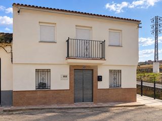 Casa in Calle moreno nieto 51. Gran casa independiente de 300 m² con patio y opción de 2 vivien