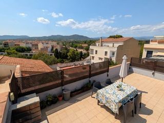 Àtic a Carrer guillem de jorba 2. Ático dúplex con terraza privada, suite y parking en montbrió de
