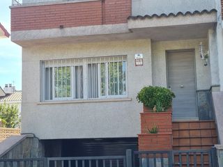 Casa adossada a Ave gerona  48. Encantadora