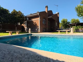 Maison jumelée à Calle el plantío 1. Chalet pareado de 345 m² con piscina privada, jardín y parcela d